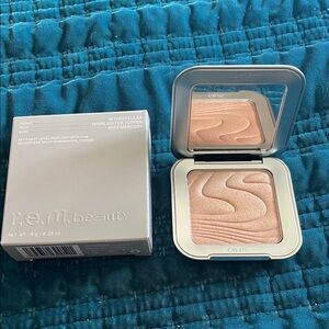 r.e.m. beauty Highlighter in Miss Mercury